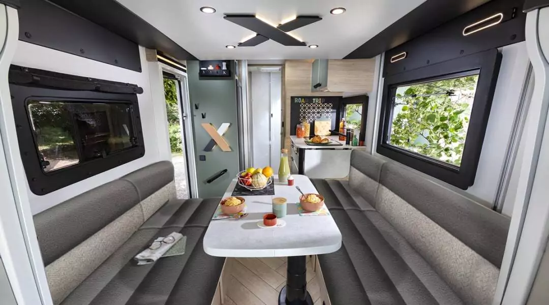 CHALLENGER_X150_2026_AMBIANCE BOMBAY-1080-600-crop